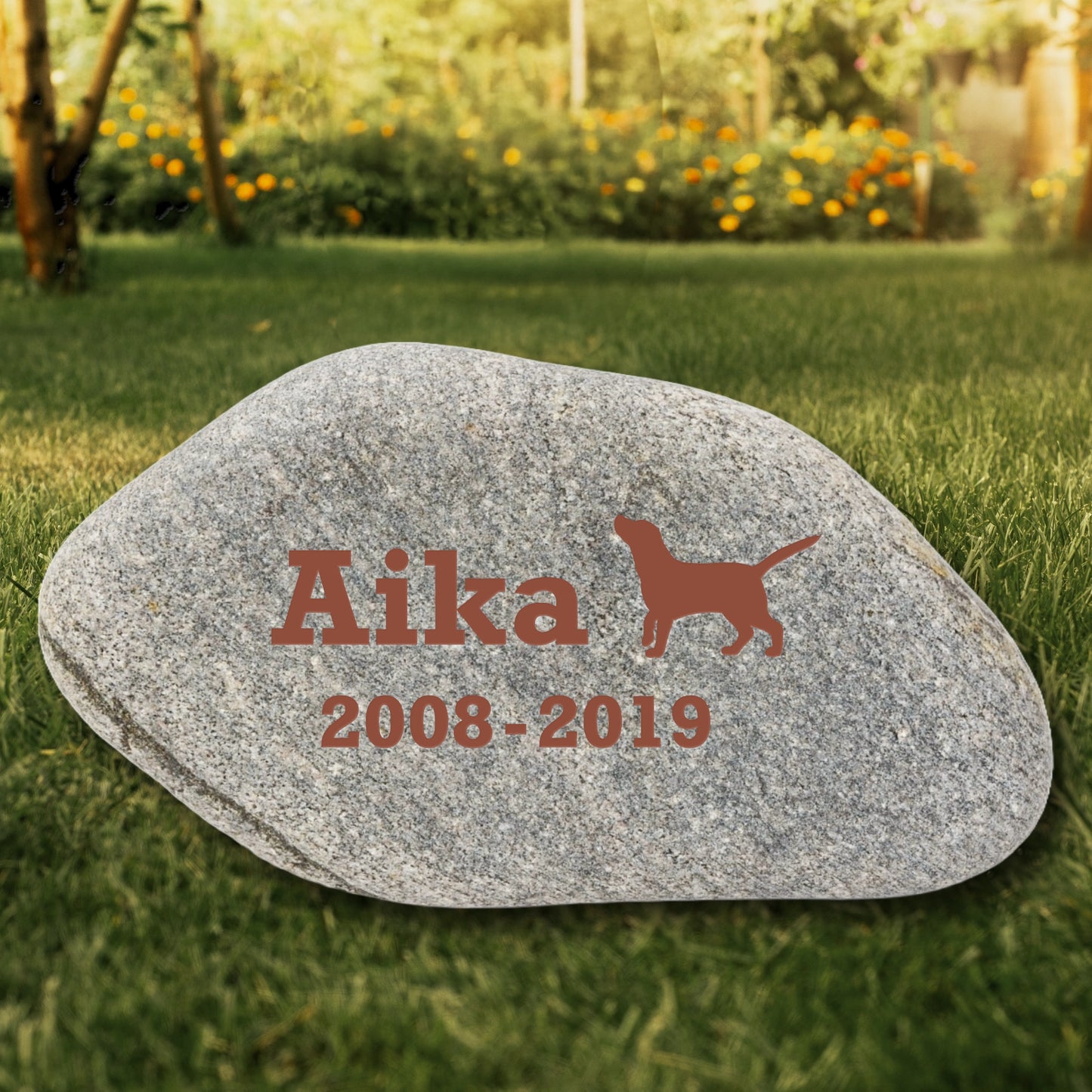 Tiergrabstein für Hund & Katze aus Naturstein Findling - Stein Nr Z-1 mit eingefärbter Gravur in kupferbraun - Jeske Design