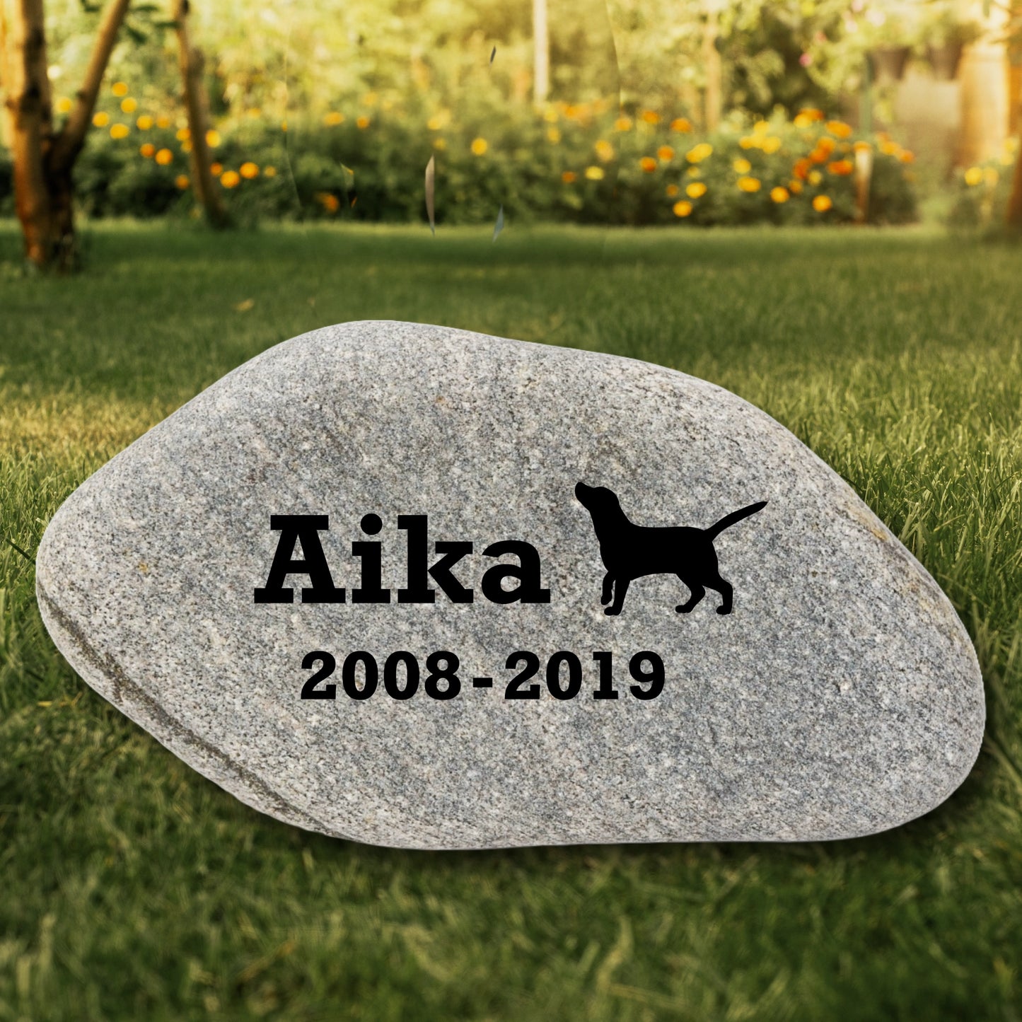 Naturstein Findling als Tiergrabstein für Hund & Katze - Stein Nr Z-1 ca. 29 cm Länge mit Schriften- und Motivauswahl - Gravur kann schwarz eingefärbt werden in schwarz - Jeske Design