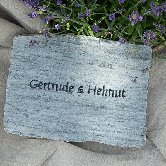 Klassischer Gedenkstein mit persönlicher Gravur | Zeitloses Andenken