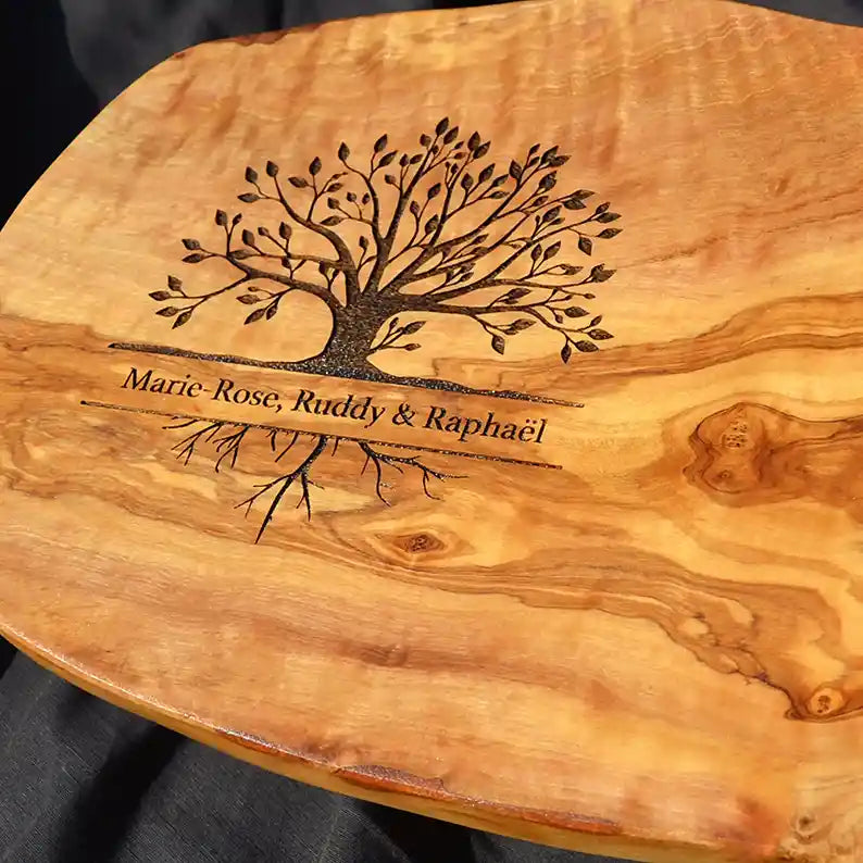 Glattes Schneide- & Frühstücksbrett mit rustikalem Naturrand mit dem Gravurmotiv LEBENSBAUM miter personalisierten Namen und Datum als Hochzeitsgeschenk oder Geschenkidee Jubiläum