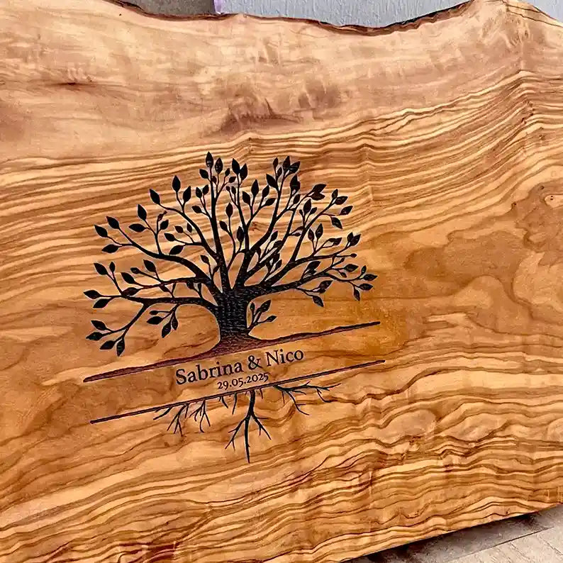 Glattes Schneide- & Frühstücksbrett mit rustikalem Naturrand mit dem Gravurmotiv LEBENSBAUM miter personalisierten Namen und Datum als Hochzeitsgeschenk oder Geschenkidee Jubiläum