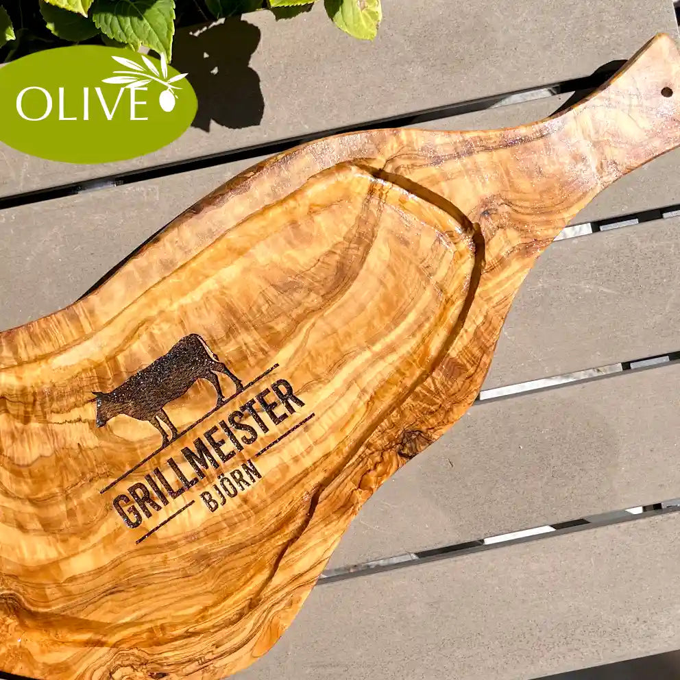 Motiv GRILLMEISTER mit Wusnchnamen und stilisiertem Rind - Mediterranes Schneidebrett aus Olivenholz mit Saftrille und personalisierten Gravurmotiv - Jeske Design