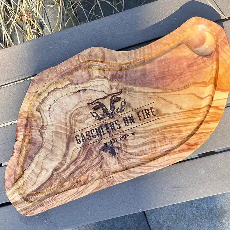 Schneide- und Tranchierbrett aus Olivenholz mit personalisierten Gravurmotiv stilisierterRinderkopf mit Wunschnamen + On Fire und optional Wunschdatum