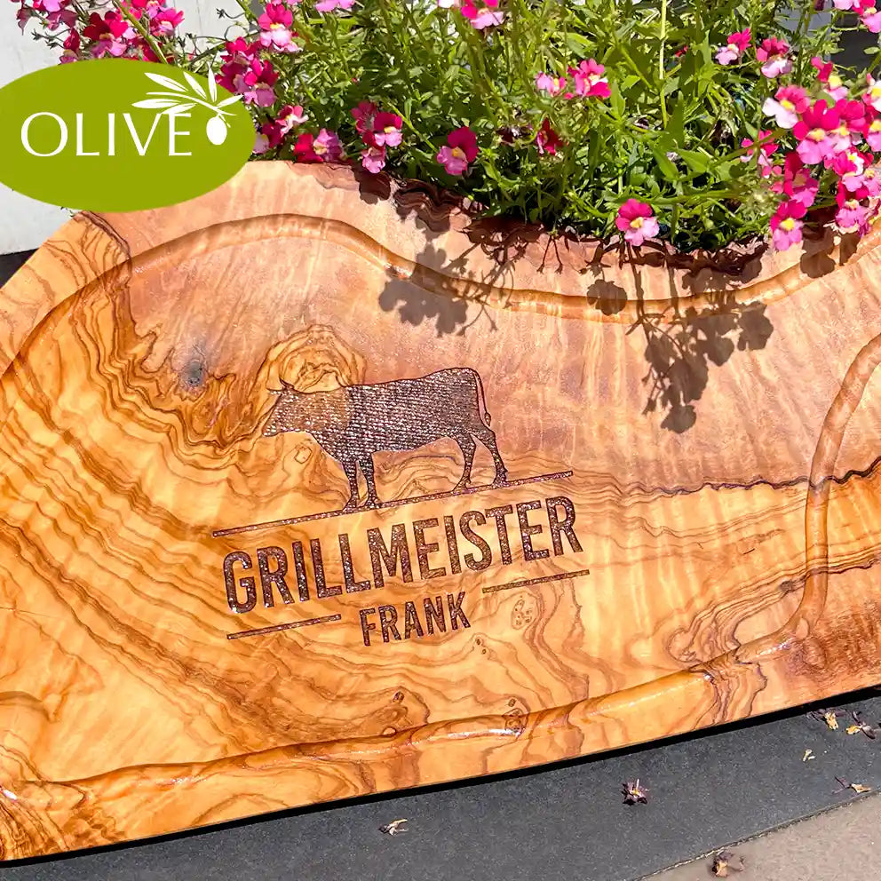 Motiv GRILLMEISTER mit Wusnchnamen und stilisiertem Rind - Mediterranes Schneidebrett aus Olivenholz mit Saftrille und personalisierten Gravurmotiv - Jeske Design
