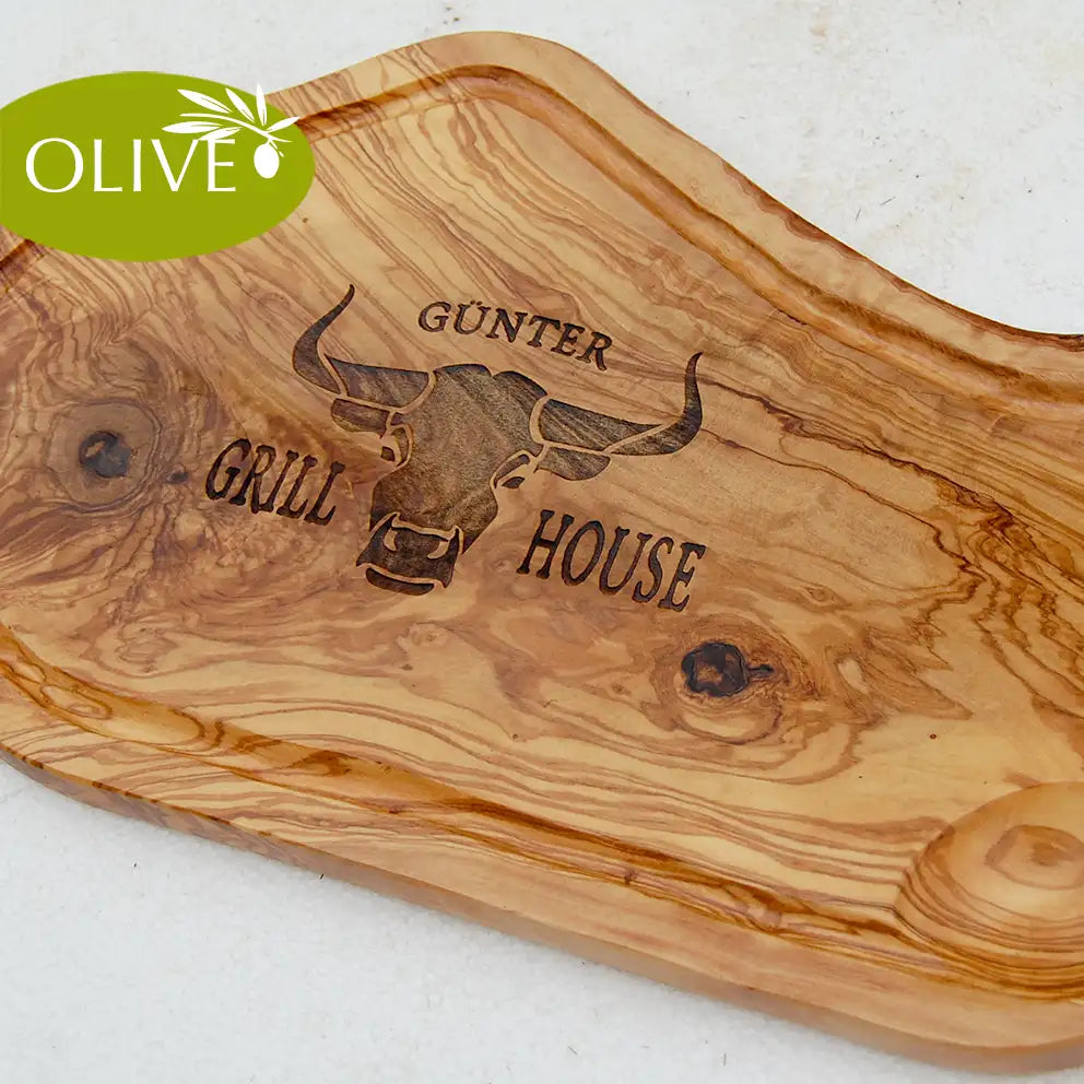 Motiv GRILL HOUSE mit Wunschnamen und stilisiertem Rinderkopf von vorne - Mediterranes Schneidebrett aus Olivenholz mit Saftrille und personalisierten Gravurmotiv - Jeske Design