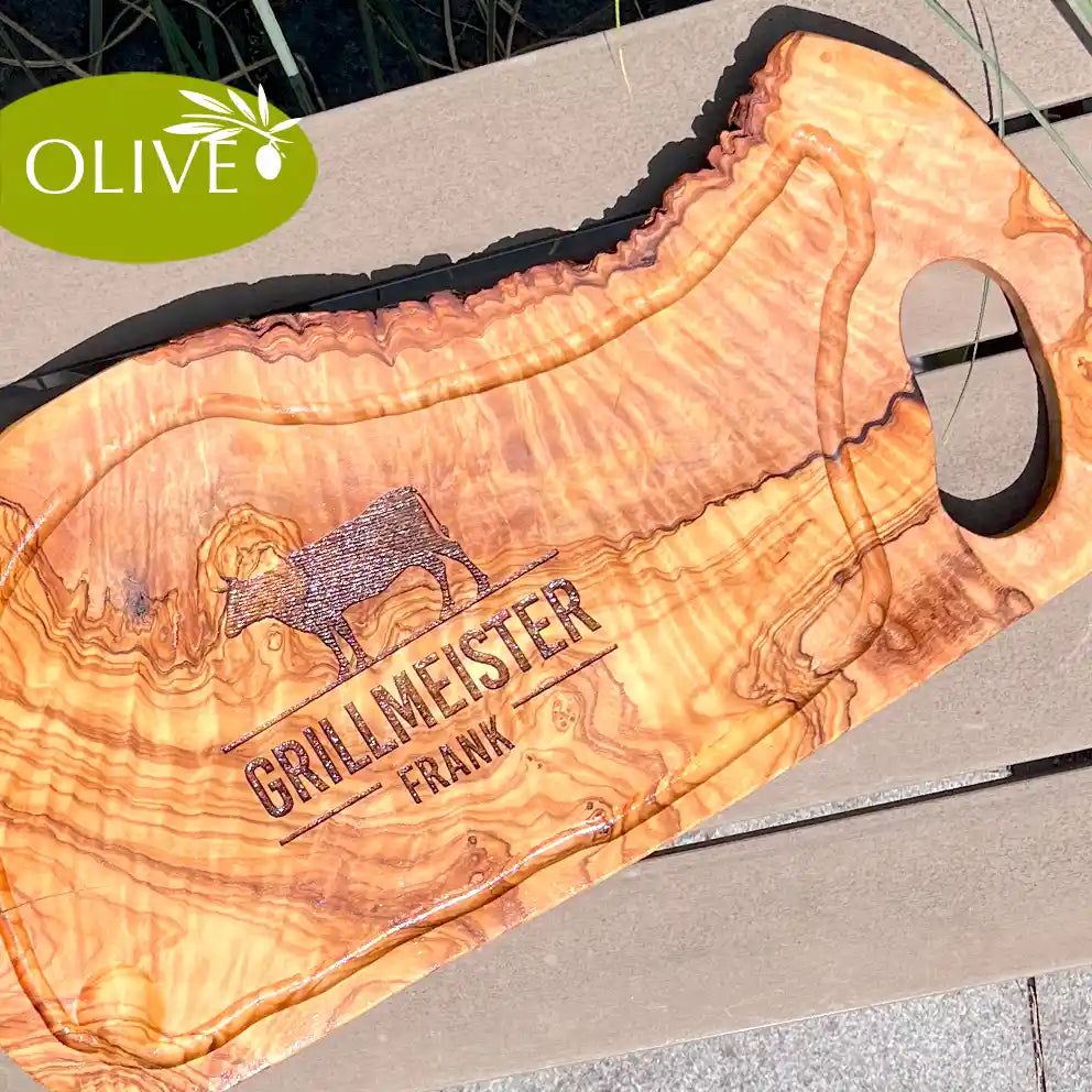 Motiv GRILLMEISTER mit Wusnchnamen und stilisiertem Rind - Mediterranes Schneidebrett aus Olivenholz mit Saftrille und personalisierten Gravurmotiv - Jeske Design