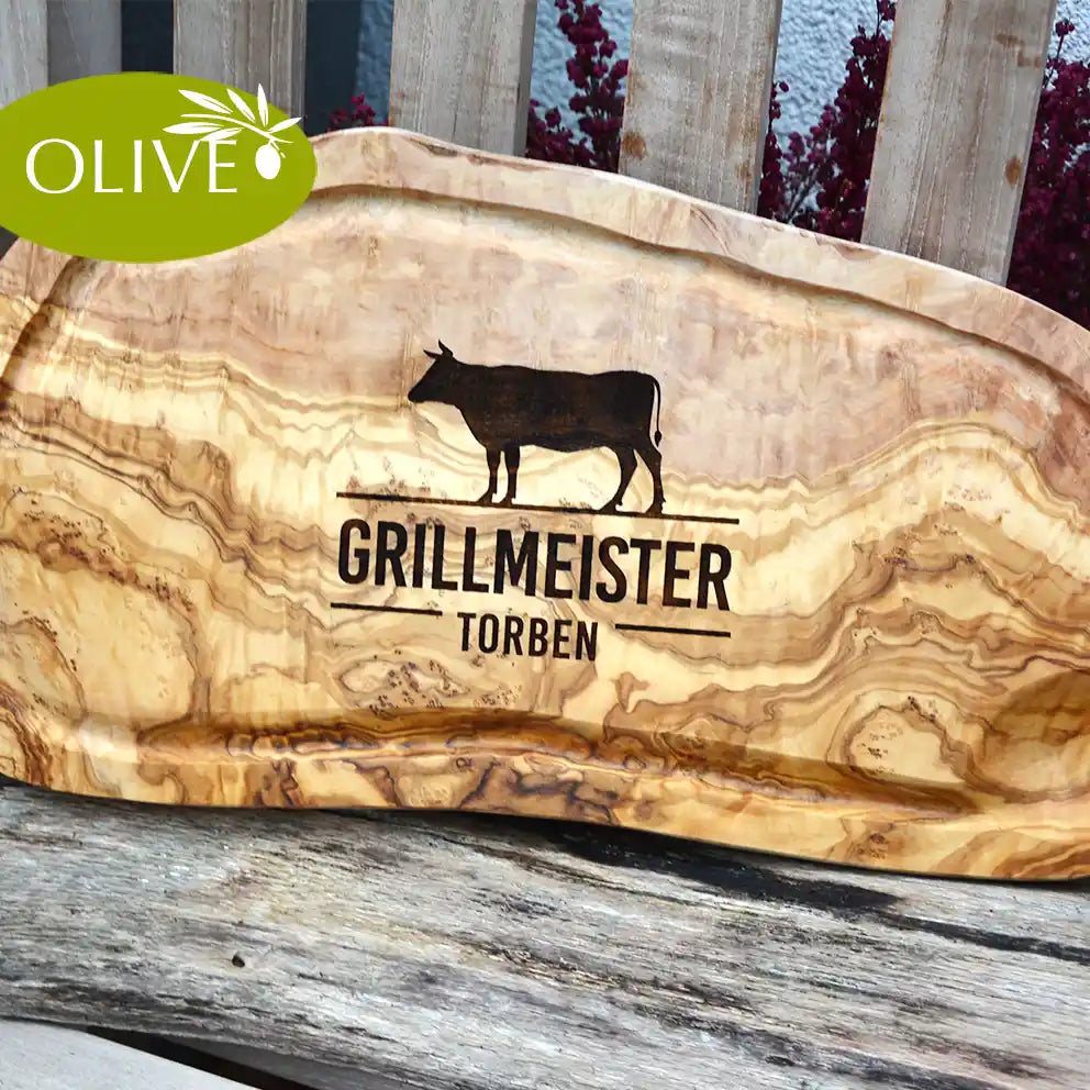 Motiv GRILLMEISTER mit Wusnchnamen und stilisiertem Rind - Mediterranes Schneidebrett aus Olivenholz mit Saftrille und personalisierten Gravurmotiv - Jeske Design