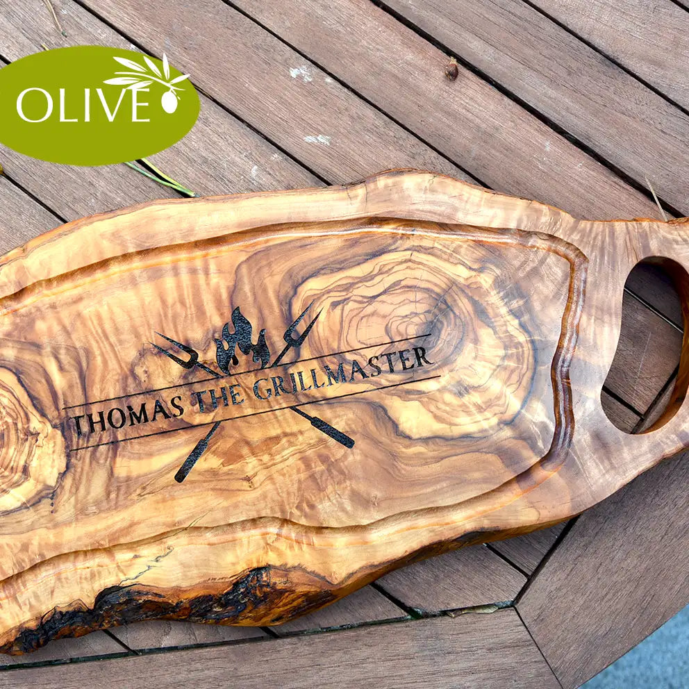 Motiv THE GRILLMASTER - Mediterranes Schneidebrett aus Olivenholz mit Grifflasche und Saftrille und personalisierten Gravurmotiv - Jeske Design