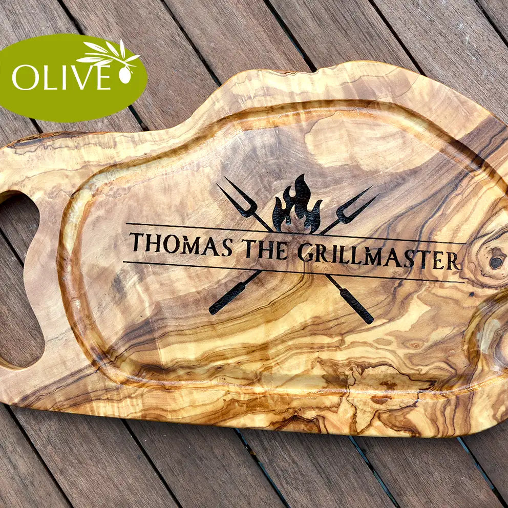 Motiv THE GRILLMASTER - Mediterranes Schneidebrett aus Olivenholz mit Grifflasche und Saftrille und personalisierten Gravurmotiv - Jeske Design
