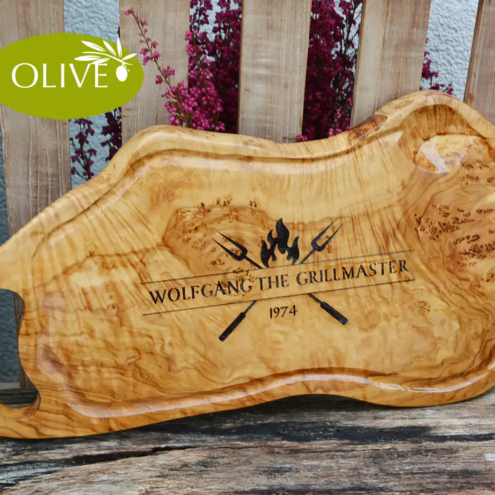 Motiv THE GRILLMASTER - Mediterranes Schneidebrett aus Olivenholz mit Grifflasche und Saftrille und personalisierten Gravurmotiv - Jeske Design