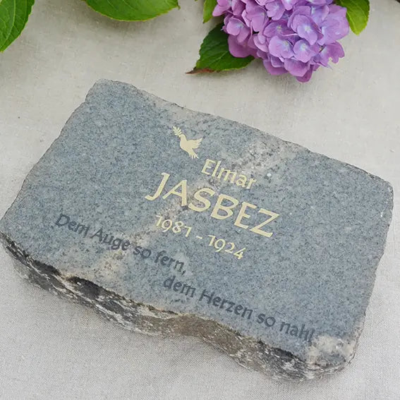 Grab- & Gedenkstein Naturstein Granit dunkelgrau geschnitten ca. 24 cm Länge x 13 cm Breite - mit Motiv klassische Schrift mit Friedenstaube und Spruch - Jeske Design