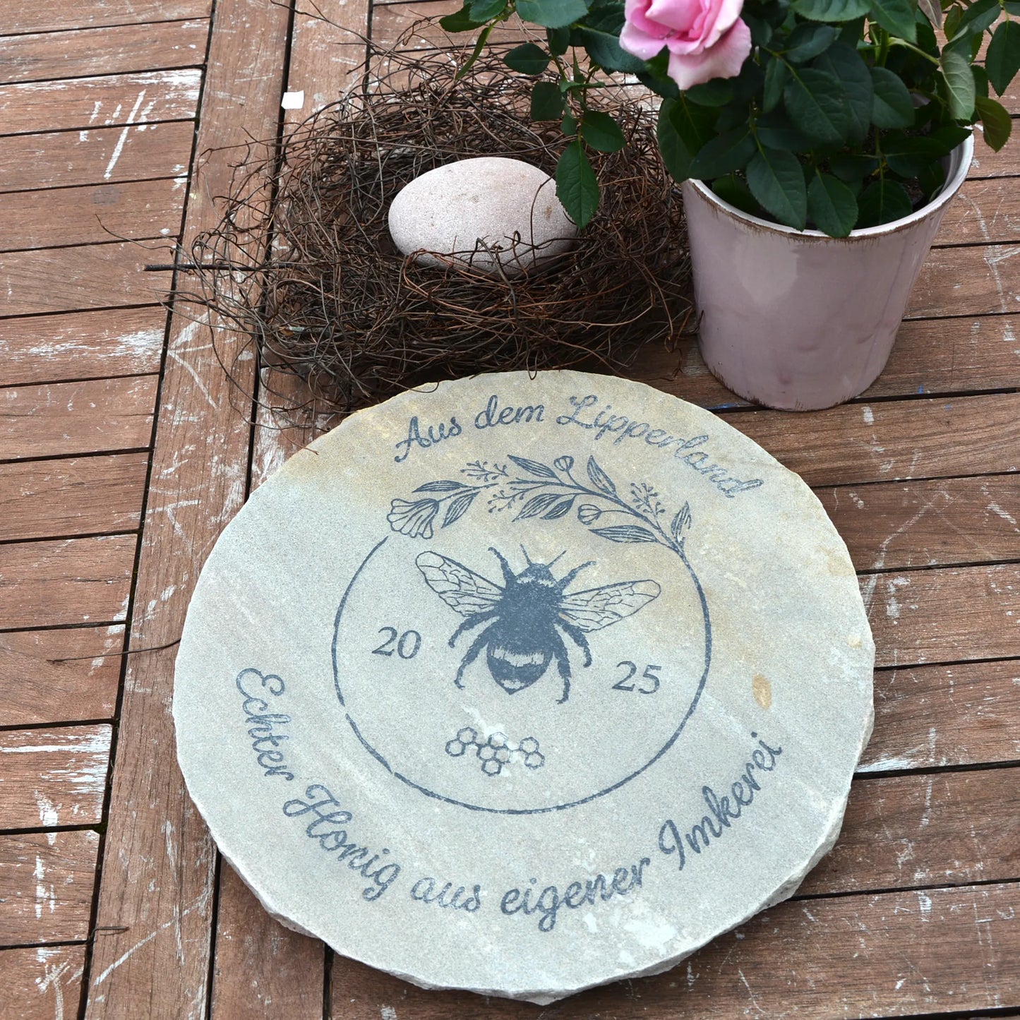 Imkerei-Schild aus Sandstein ø 30 cm – personalisiertes Bienenhonigmotiv - Jeske Design