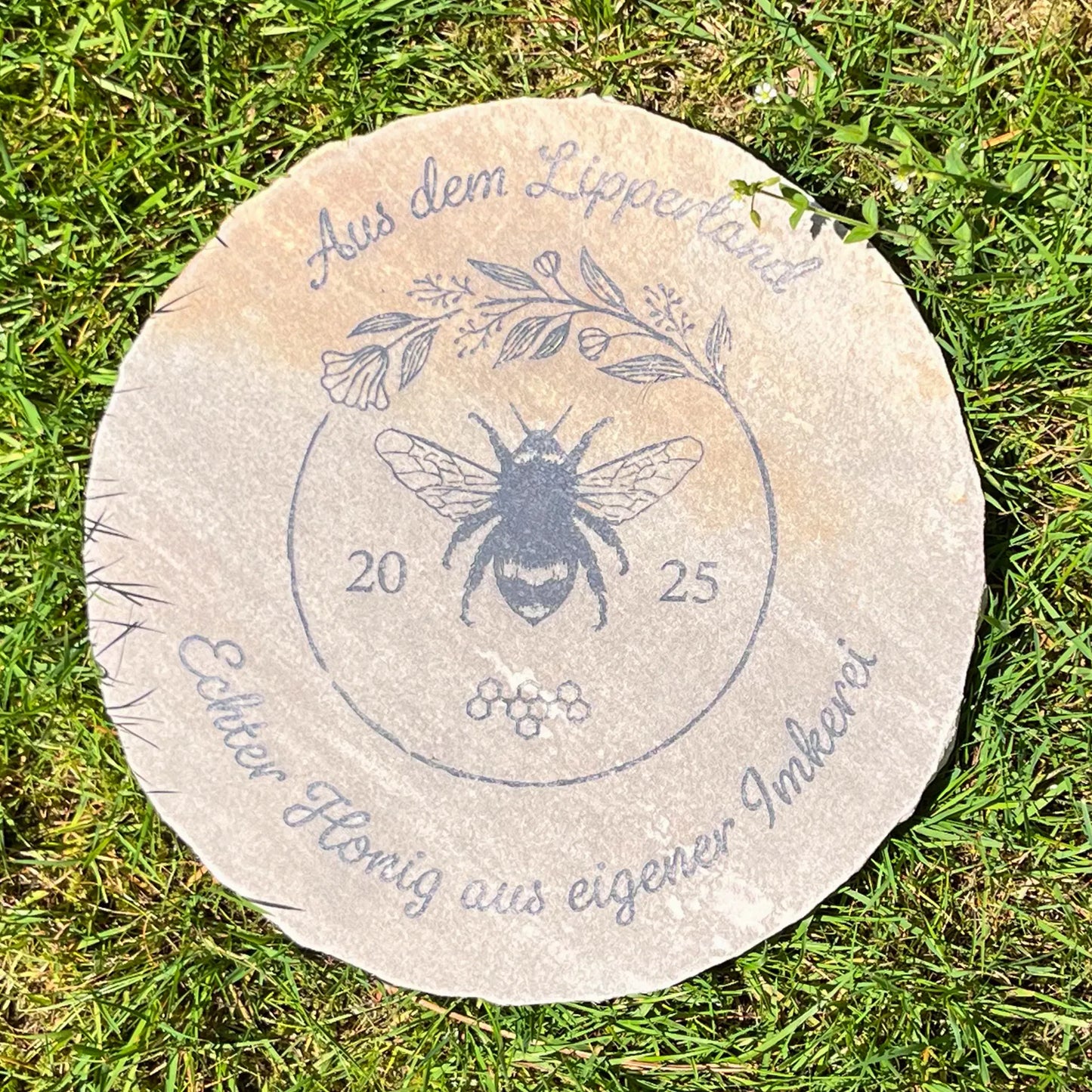 Imkerei-Schild aus Sandstein ø 30 cm – personalisiertes Bienenhonigmotiv - Jeske Design