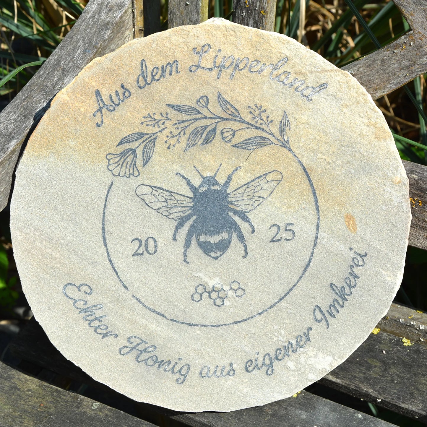 Imkerei-Schild aus Sandstein ø 30 cm – personalisiertes Bienenhonigmotiv - Jeske Design