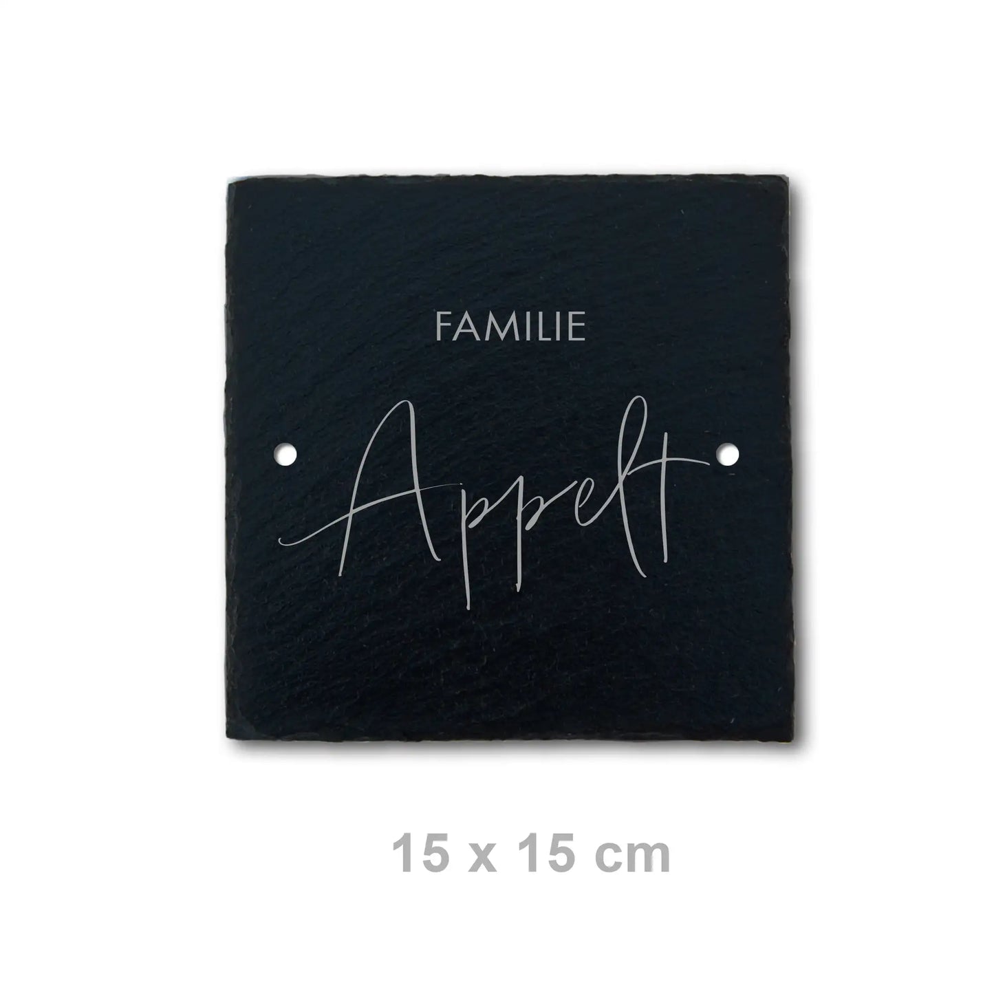 Das Namensschild Türschild "Appelt" aus Schiefer mit einer modernen Handschrift in den Größen 15 x 15 cm, 20 x 15 cm, 26 x 16 cm, 26 x 16 cm und 30 x 20 cm. Hier mit zwei seitlichen Befestigungslöchern