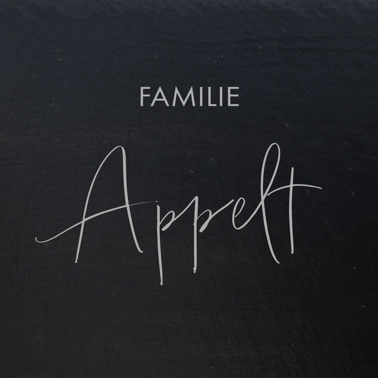 Das Namensschild Türschild "Appelt" aus Schiefer mit einer modernen Handschrift in den Größen 15 x 15 cm, 20 x 15 cm, 26 x 16 cm, 26 x 16 cm und 30 x 20 cm.