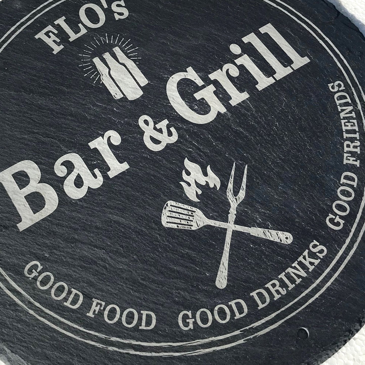 BAR &amp; GRILL - plaque ronde en ardoise personnalisée pour le coin BBQ