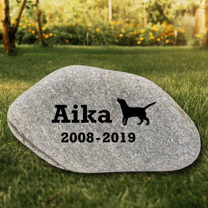 Naturstein Findling als Tiergrabstein für Hund & Katze - Stein Nr Z-1 ca. 29 cm Länge mit Schriften- und Motivauswahl - Gravur kann schwarz eingefärbt werden in schwarz - Jeske Design