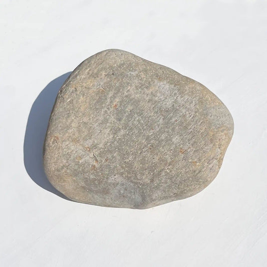 Individueller Naturstein Findling oder Kiesling als Grabstein für Hund oder Katze - Stein Nr A-1 mit verschiedenen Motiven und Schriften zur Auswahl - als Grabschmuck bei Jeske Design