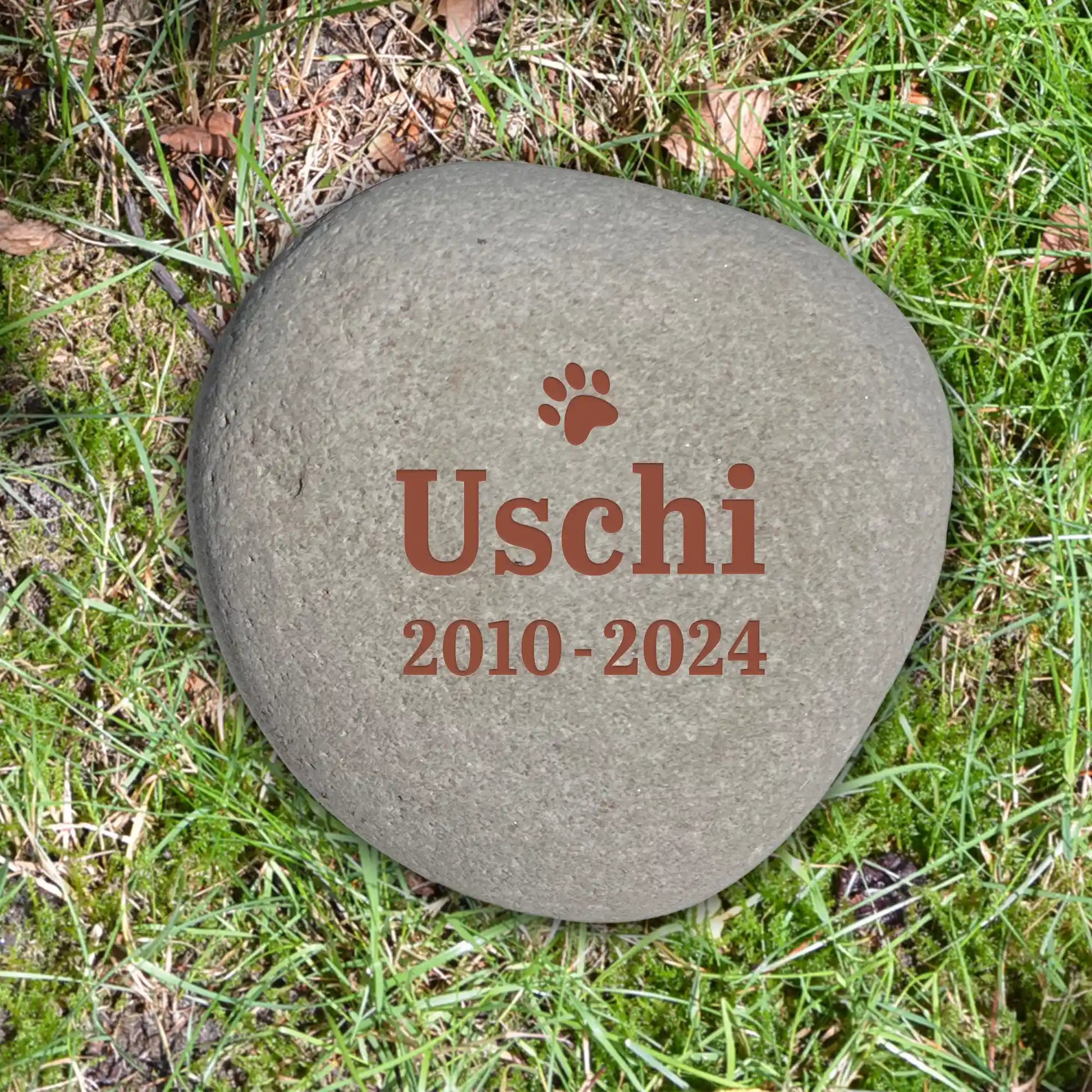Individueller Naturstein Findling oder Kiesling als Grabstein für Hund oder Katze - Stein Nr A-3 mit verschiedenen Motiven und Schriften zur Auswahl - optional Gravur mit kupferbrauner Farbe als Grabschmuck bei Jeske Design