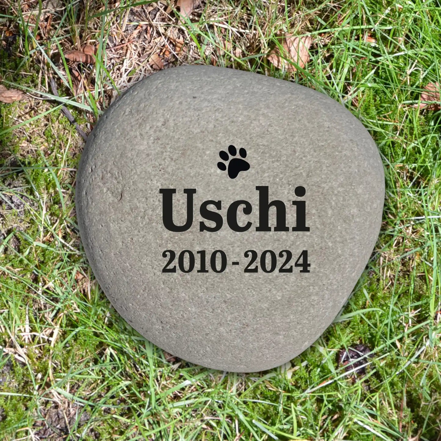 Individueller Naturstein Findling oder Kiesling als Grabstein für Hund oder Katze - Stein Nr A-3 mit verschiedenen Motiven und Schriften zur Auswahl - optional Gravur mit schwarzer Farbe als Grabschmuck bei Jeske Design