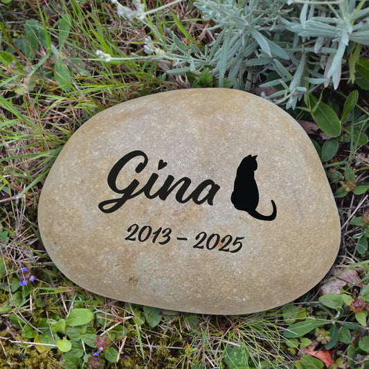 Naturstein Findling als Tiergrabstein für Hund & Katze - Stein Nr A-9 mit Schriften- und Motivauswahl - Gravur kann eingefärbt werden mit schwarzer Farbe - Jeske Design