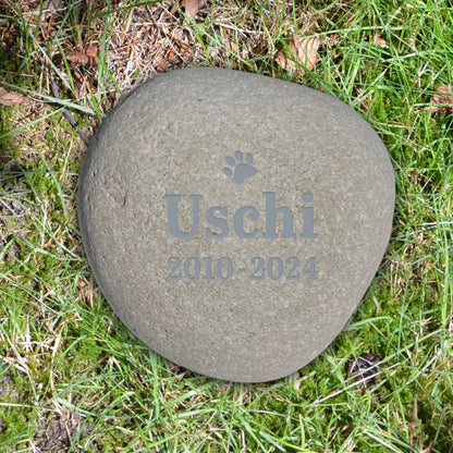 Individueller Naturstein Findling oder Kiesling als Grabstein für Hund oder Katze - Stein Nr A-3 mit verschiedenen Motiven und Schriften zur Auswahl - optional Gravur mit silbergrauer Farbe als Grabschmuck bei Jeske Design