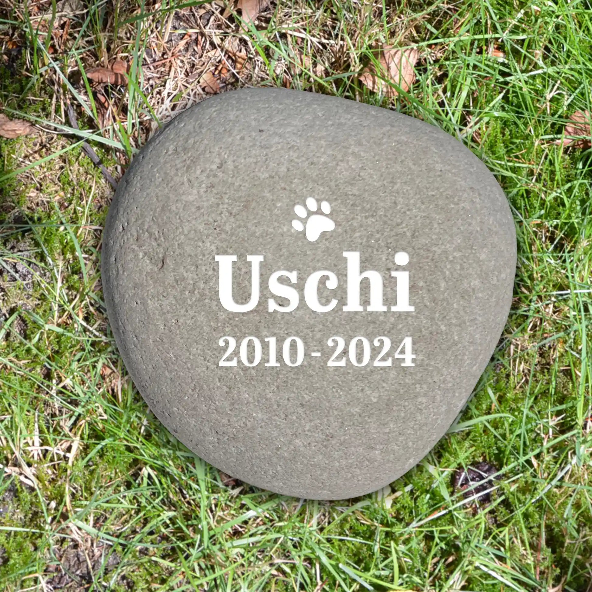 Individueller Naturstein Findling oder Kiesling als Grabstein für Hund oder Katze - Stein Nr A-3 mit verschiedenen Motiven und Schriften zur Auswahl - optional Gravur mit weißer Farbe als Grabschmuck bei Jeske Design