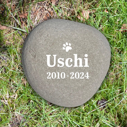 Individueller Naturstein Findling oder Kiesling als Grabstein für Hund oder Katze - Stein Nr A-3 mit verschiedenen Motiven und Schriften zur Auswahl - optional Gravur mit weißer Farbe als Grabschmuck bei Jeske Design