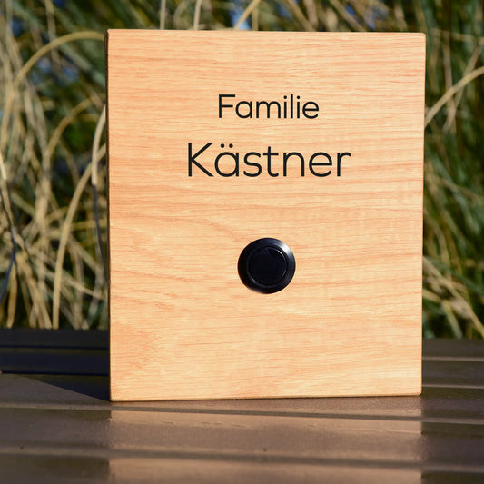 Klingelschild Motiv Kästner aus edler Eiche mit Tasterauswahl unbeleuchterter Taster, LED-Taster oder schwarz-Aluminium-Taster in der Größe 12 x 14 cm oder 14 x 25 cm. Name wird per Laser in das Holz graviert. Moderne serifenlose Schrift