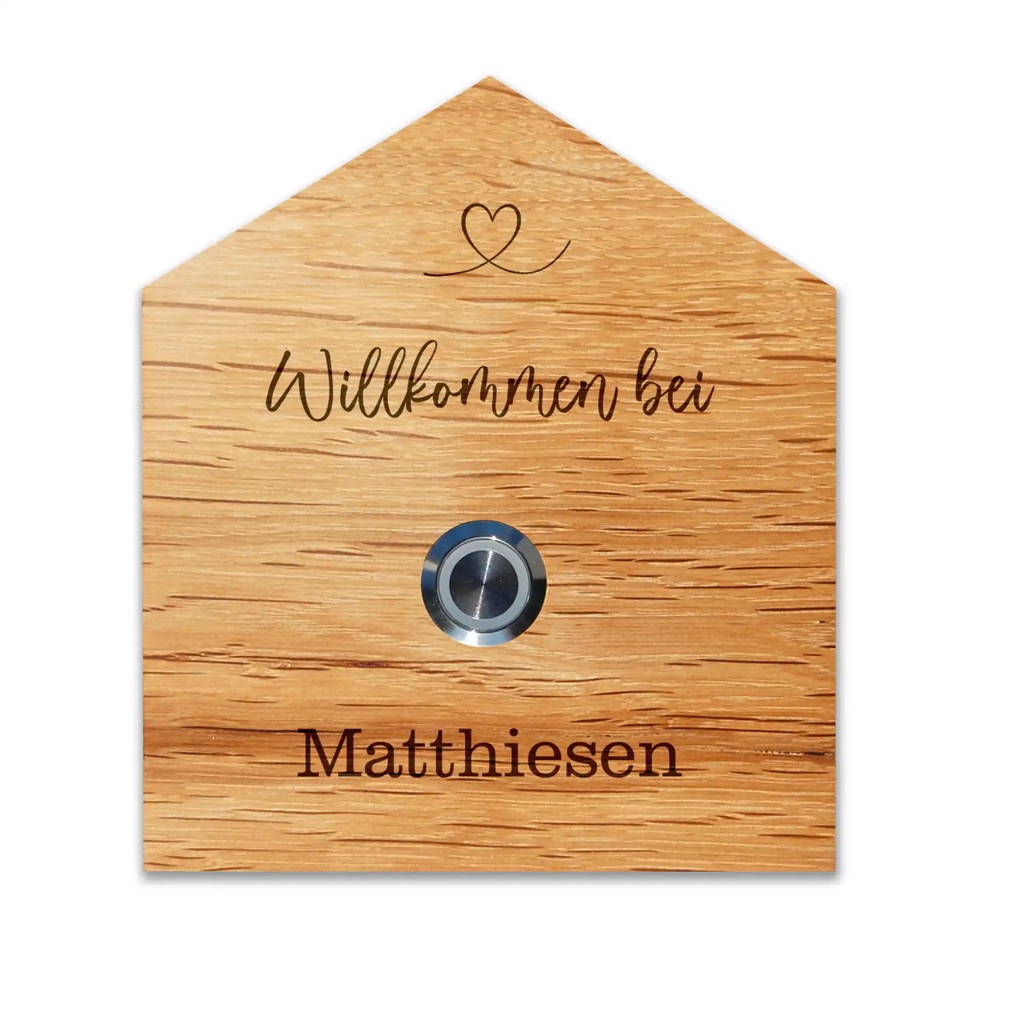 Klingelschild in Hausform aus edler Eiche mit Auswahl eines unbeleuchteten Tasters, LED-Taster oder schwarz-Aluminium-Taster in der Größe 12 x 14 cm oder 14 x 25 cm. Name wird per Laser in das Holz graviert. Mit einem geschwungenem Herz in der Dachspitze und in geschwungener Schrift "Willkommen bei" und unterhalb des Tasters "Familie" und der Nachname