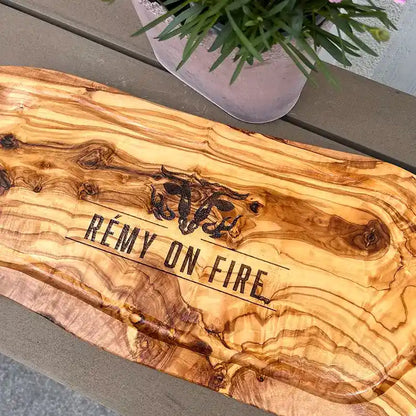 Schneide- und Tranchierbrett aus Olivenholz mit personalisierten Gravurmotiv stilisierterRinderkopf mit Wunschnamen + On Fire und optional Wunschdatum