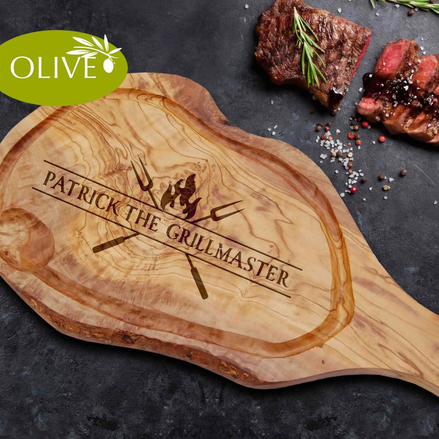 Mediterranes Schneide- und Tranchierbrett aus Olivenholz mit personalisiertem BBQ-Motiv THE GRILLMASTER mit gekreuzten Grillgabeln und Wunschname eingraviert