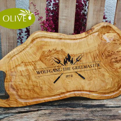 Motiv THE GRILLMASTER - Mediterranes Schneidebrett aus Olivenholz mit Grifflasche und Saftrille und personalisierten Gravurmotiv - Jeske Design