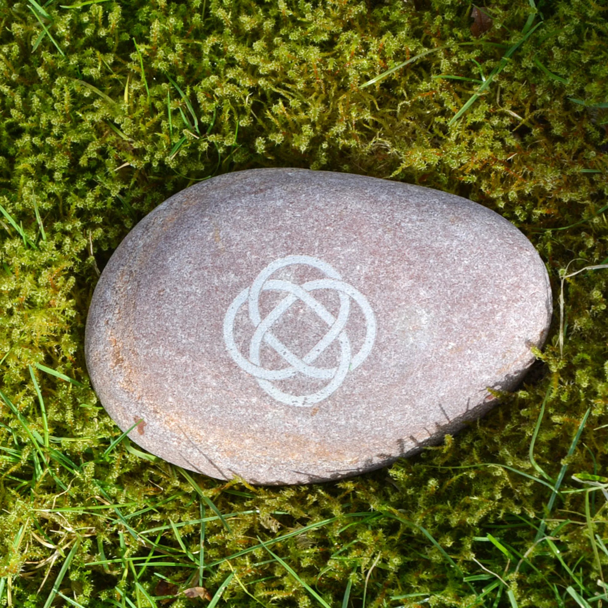 Naturstein mit keltischen Symbol graviert. Dieses Symbol steht für Unendlichkeit und Liebe. Man kann dieses Stein zusätzlich mit einer persönlichen Widmung oder Datum gravieren lassen.