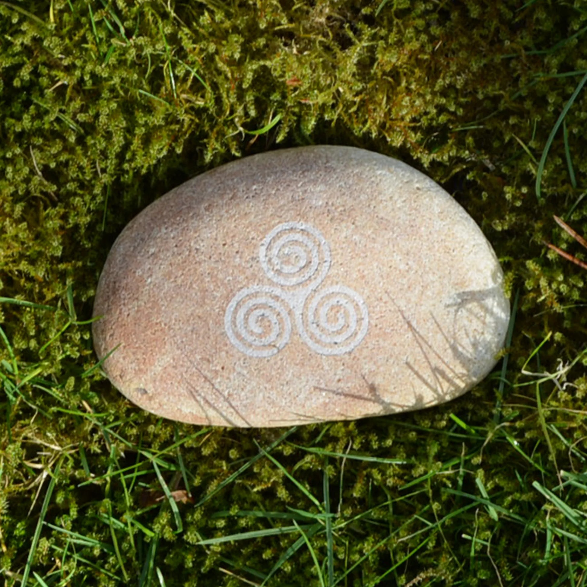 Naturstein mit keltischen Symbol graviert. Dieses Symbol steht für Unendlichkeit und Liebe. Man kann dieses Stein zusätzlich mit einer persönlichen Widmung oder Datum gravieren lassen.