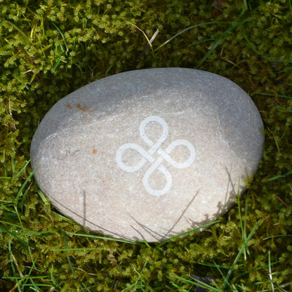 Naturstein mit keltischen Symbol graviert. Dieses Symbol steht für Unendlichkeit und Liebe. Man kann dieses Stein zusätzlich mit einer persönlichen Widmung oder Datum gravieren lassen.