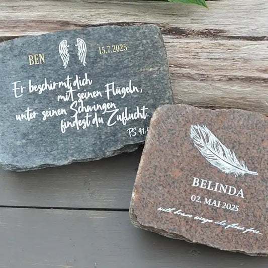 Grabstein, Gedenkstein, Liegestein aus Naturstein Granit grau oder rot, geschnitten mit verschiedenen Motiven wie Engelsflügel und Federzeichnung - Schriftauswahl
