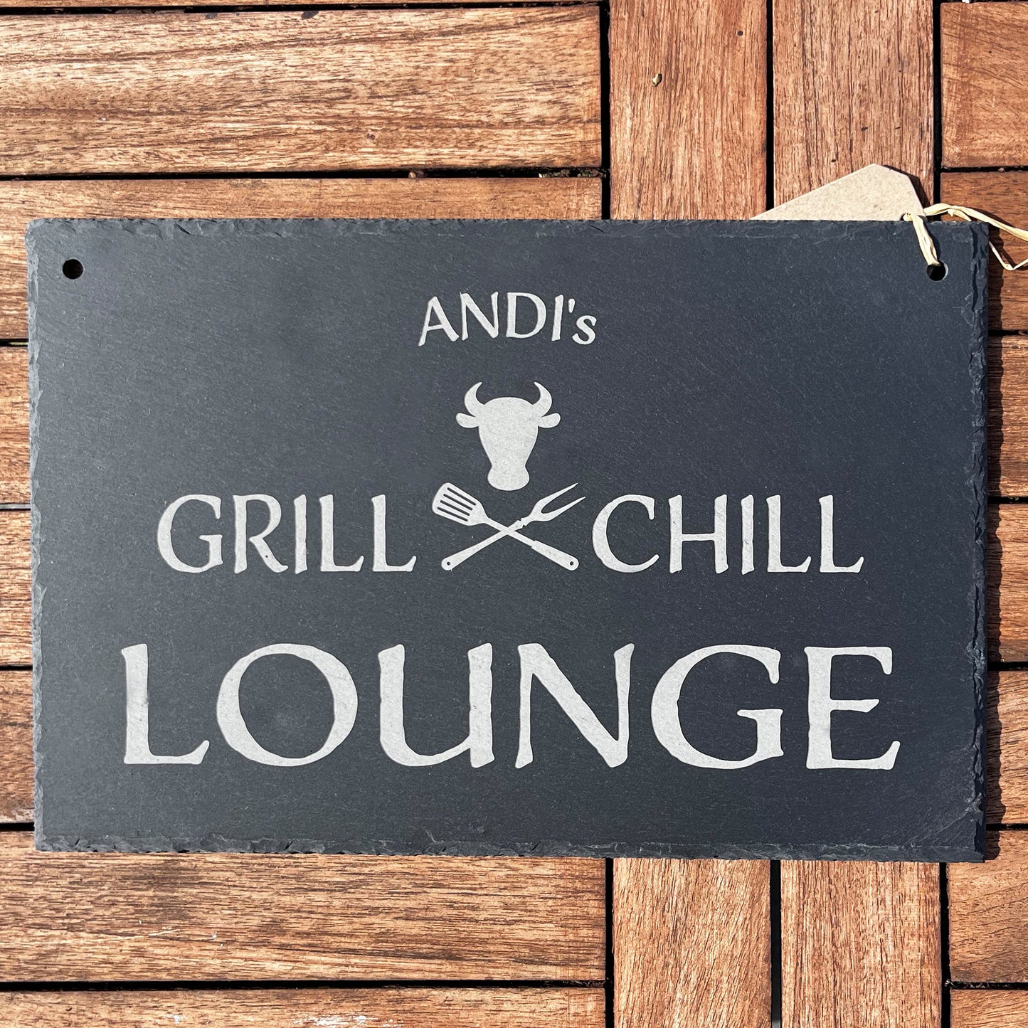 GRILL & CHILL LOUNGE - personalisiertes Schieferschild für die BBQ-Ecke