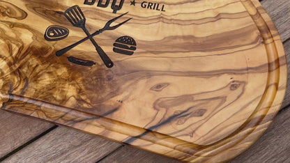 Olivenholz Schneidebrett mit personalisierter Gravur Wunschname und Motiv Best BBQ Grill mit gekreuztem Grillbesteck und Hamburger, Steak und Würstchen