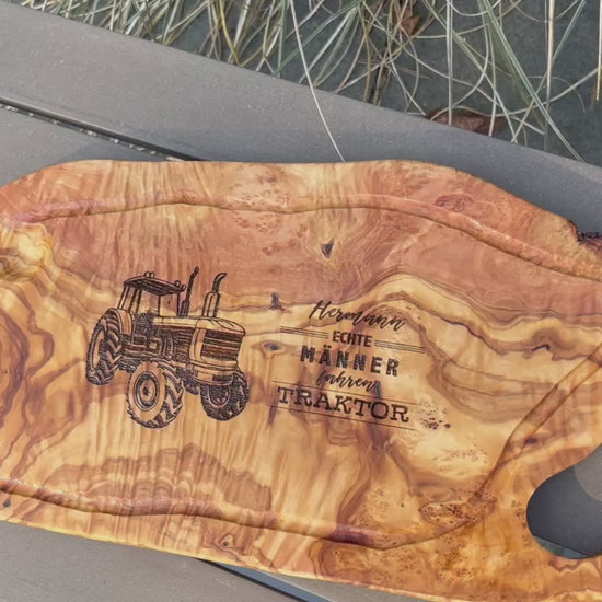 Schneide- und Tranchierbrett aus Olivenholz mit personalisierten Gravurmotiv Echte Männer fahren Traktor