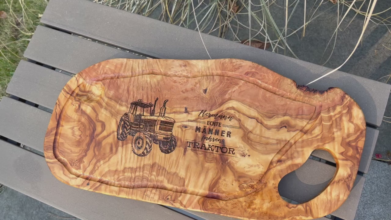 Schneide- und Tranchierbrett aus Olivenholz mit personalisierten Gravurmotiv Echte Männer fahren Traktor