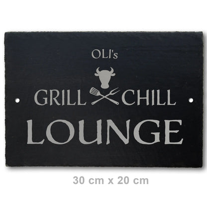 Deko Schieferplatte in der Größe 30 x 20 cm mit dem Motiv Grill und Chill Lounge, das auf die Schieferplatte in personalisierter Form mittels Laser graviert wird. Zwischen Grill und Chill sind gekreuzte Grillgabeln und ein stilisierter Bullenkopf.