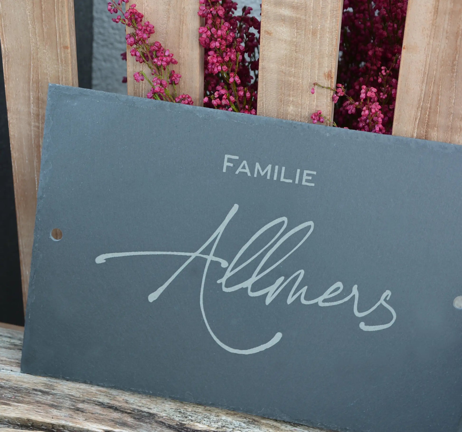 Tür- und Namensschild aus Schiefer mit schwungvoller Handschrift in personalisierter Form in der Größe 30 x 20 cm. Hier als Beispiel Familie Allmers.