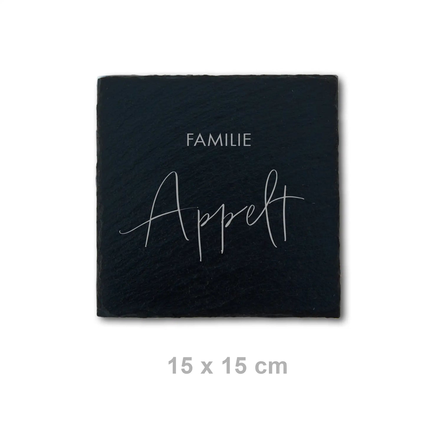 Das Namensschild Türschild "Appelt" aus Schiefer mit einer modernen Handschrift in den Größen 15 x 15 cm, 20 x 15 cm, 26 x 16 cm, 26 x 16 cm und 30 x 20 cm. Hier ohne Befestigungslöcher