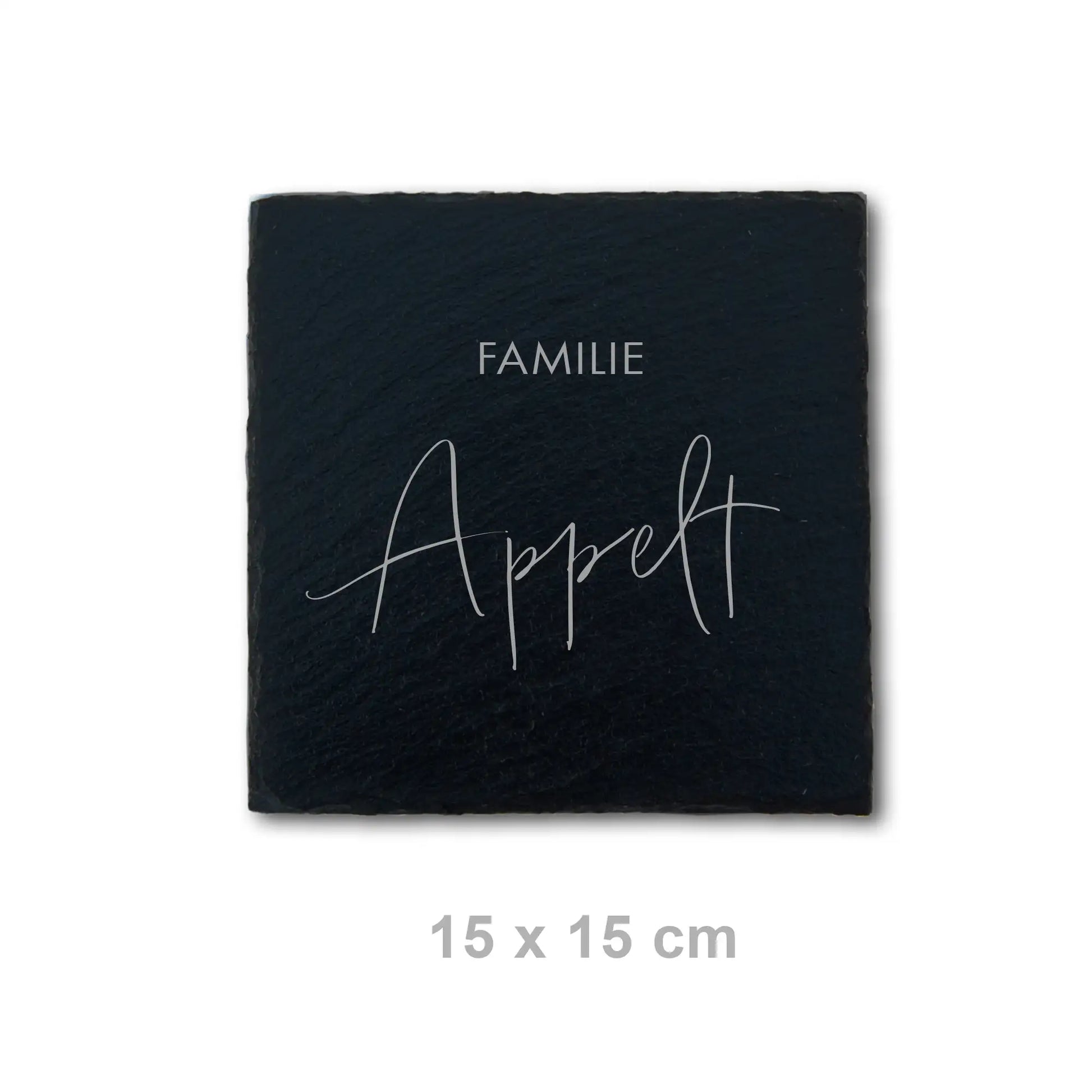 Das Namensschild Türschild "Appelt" aus Schiefer mit einer modernen Handschrift in den Größen 15 x 15 cm, 20 x 15 cm, 26 x 16 cm, 26 x 16 cm und 30 x 20 cm. Hier ohne Befestigungslöcher