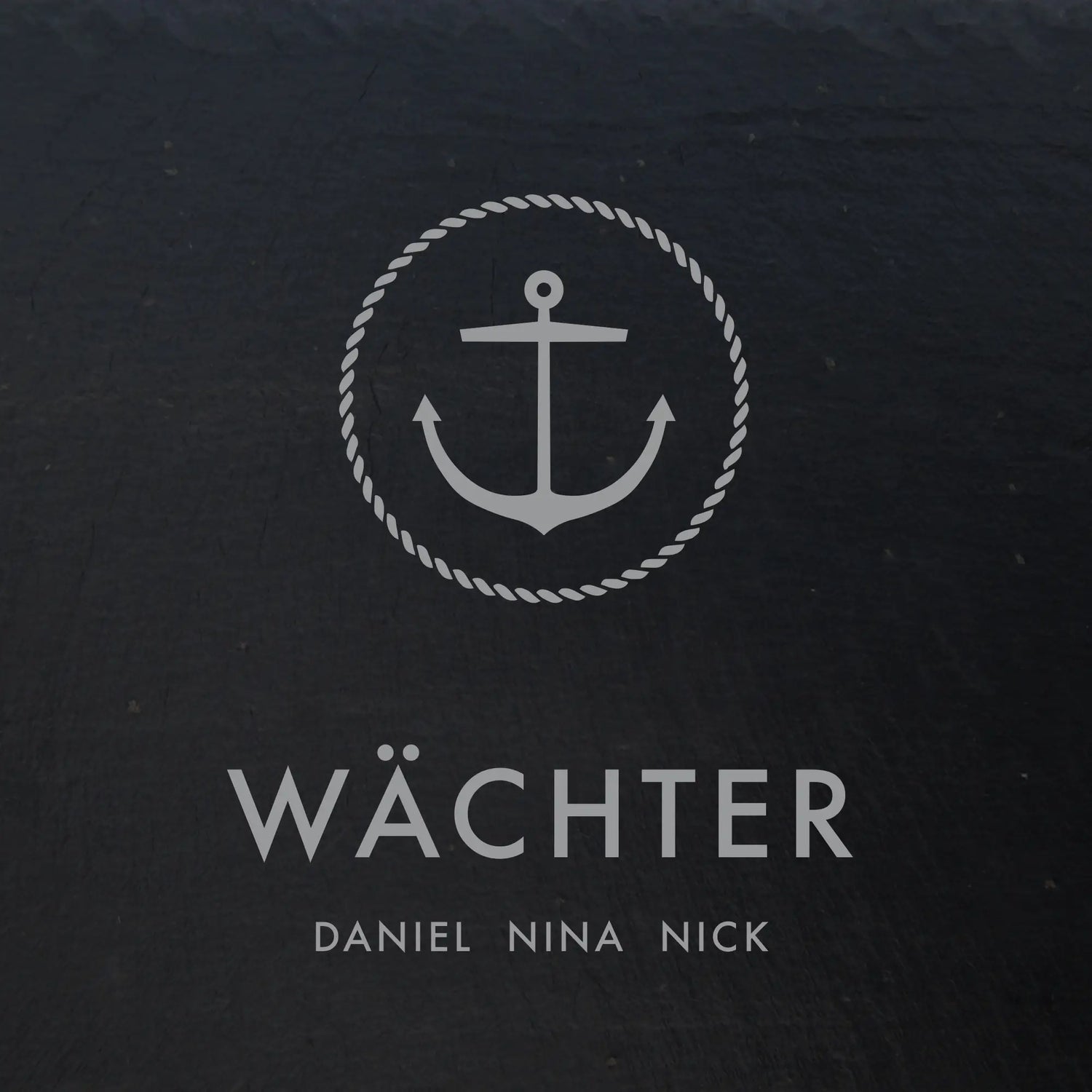 Personalisiertes Namensschild aus Schiefer mit dem Motiv moderner Anker mit schlichter Schrift
